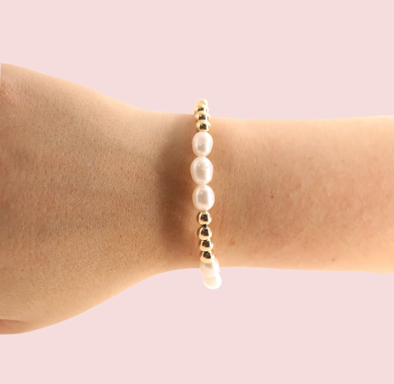 Beaded Blondes Willow Pearl Bracelet in Gold